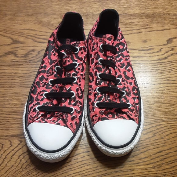 Girl's size 2 Converse sneakers, $ 25.00 # 137